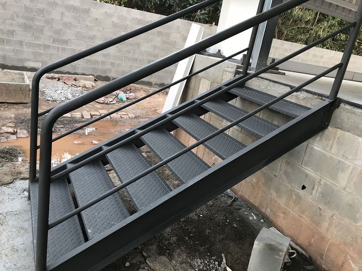 Escada Metálica com Corrimão